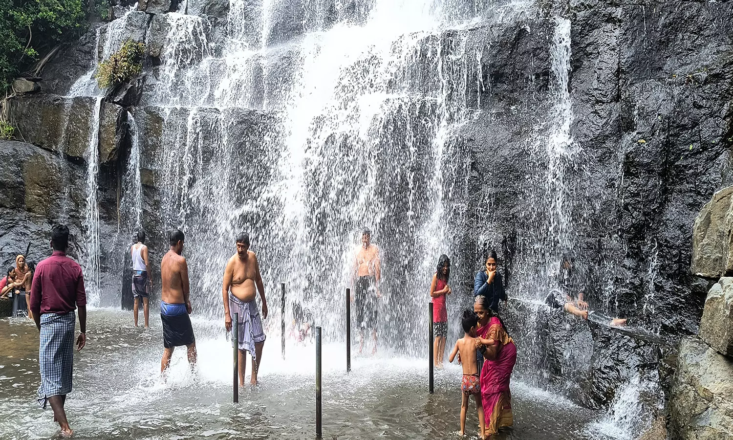 மேகமலை அருவியில் சுற்றுலாப் பயணிகள் உற்சாக குளியல்