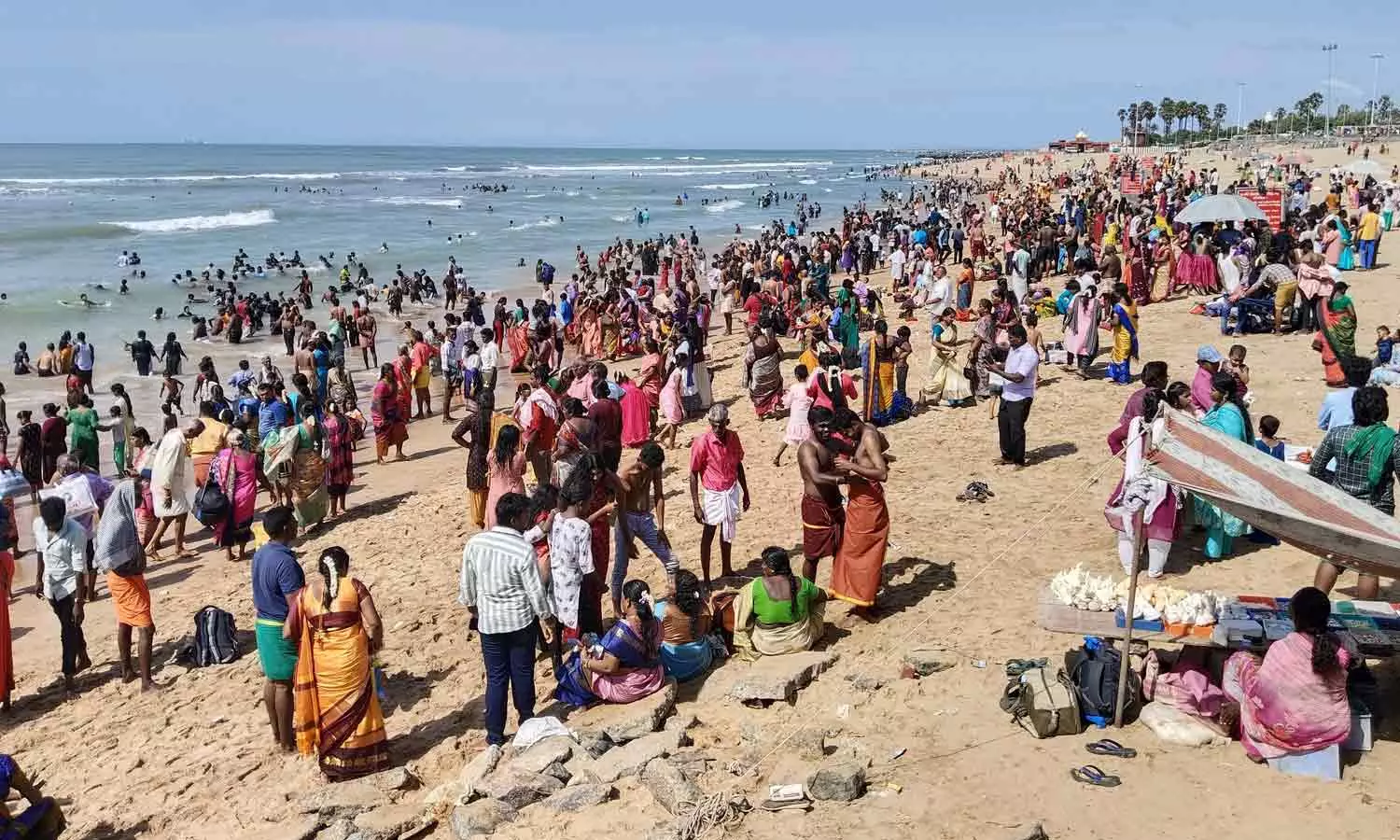 திருச்செந்தூர் சுப்பிரமணிய சுவாமி கோவிலில் குவிந்த பக்தர்கள்