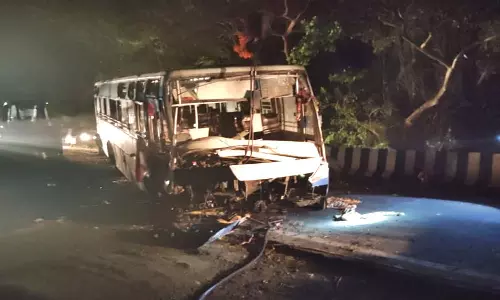 கடலூர் அருகே அரசு பஸ் சாலை தடுப்புச்சுவரில் மோதி விபத்து