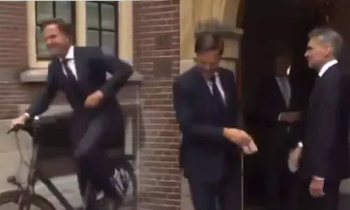 சைக்கிளில் சென்ற முன்னாள் பிரதமர்- கிரண்பேடி பகிர்ந்த வீடியோ வைரல்