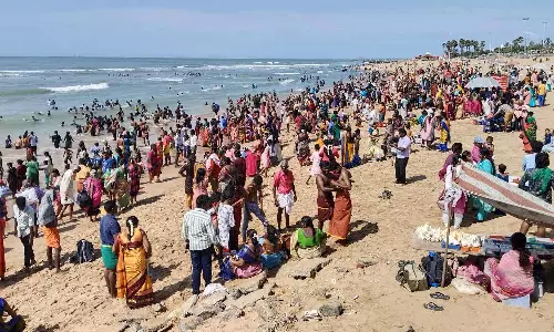 திருச்செந்தூர் சுப்பிரமணிய சுவாமி கோவிலில் குவிந்த பக்தர்கள்