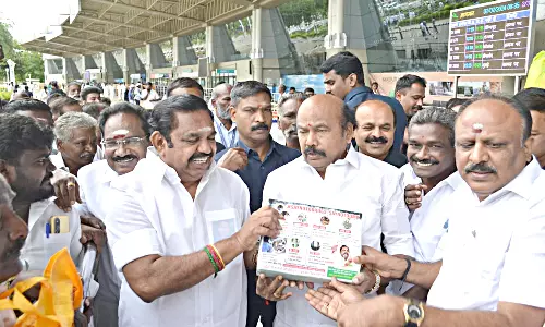போதை பொருட்களுக்கு எதிராக துண்டுப்பிரசுரம் வழங்கிய எடப்பாடி பழனிசாமி