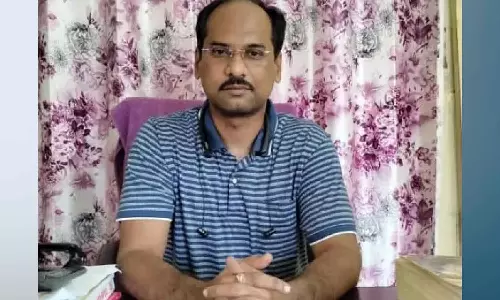 அசாமில் வகுப்பறையில் ஆசிரியர் குத்தி கொலை- மாணவன் வெறிச்செயல்