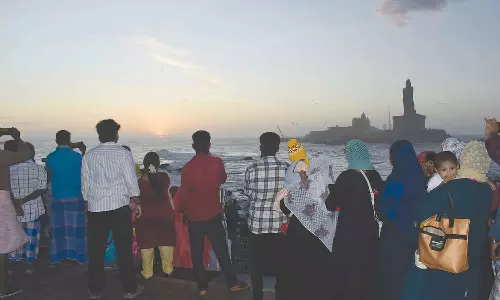 கன்னியாகுமரியில் சூரிய உதயத்தை காண குவிந்த சுற்றுலா பயணிகள்