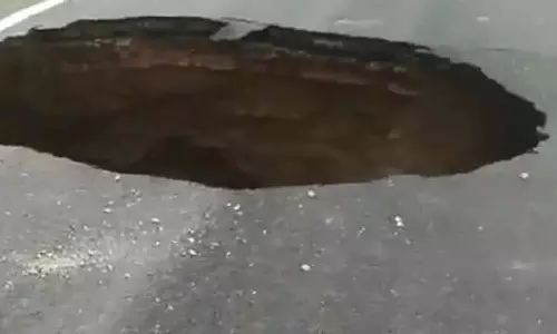 உ.பி.யில் புதிதாக போடப்பட்ட சாலையில் உருவான திடீர் பள்ளம் - அதிர்ச்சி வீடியோ