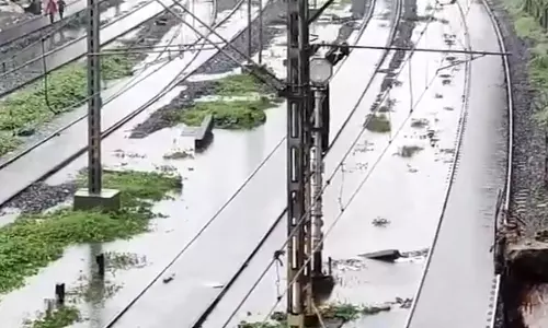 மிதக்கும் மும்பை.. 6 மணிநேரத்தில் 30 செ.மீ. மழை - பள்ளி, கல்லூரிகளுக்கு விடுமுறை