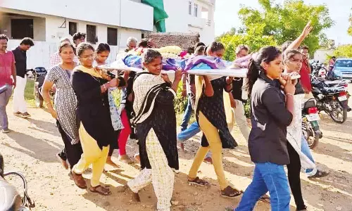 உயிரிழந்த மூதாட்டியின் இறுதிச் சடங்குகளை செய்து முடித்த பெண்கள்