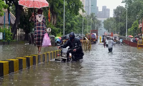 விடிய விடிய கனமழை: மும்பை வெள்ளத்தில் மிதக்கிறது