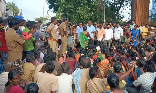 தூத்துக்குடியில் மாநகராட்சி அலுவலகத்தை முற்றுகையிட்ட தூய்மை பணியாளர்கள்