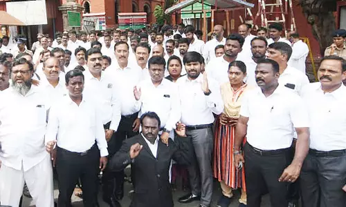 சென்னை ஐகோர்ட்டு வக்கீல்கள் கோர்ட்டு புறக்கணிப்பு போராட்டம்