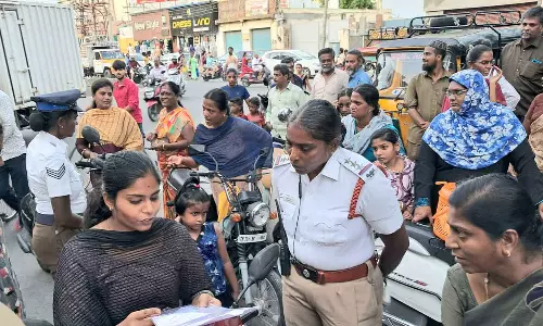 ஈரோட்டில் போக்குவரத்து விதி மீறல்- 70 பெண் வாகன ஓட்டிகளுக்கு அபராதம் விதிப்பு