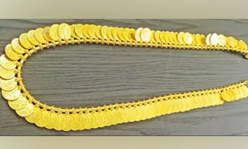 திருச்செந்தூர்  கோவிலுக்குரூ.70 லட்சம் தங்க காசுமாலையை வழங்கிய பக்தர்