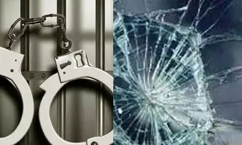 கடை முன் பார்க்கிங் செய்த கார் கண்ணாடி உடைப்பு-  2 பேர் கைது