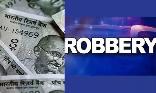 அடுத்தடுத்து 2 வீடுகளின் கதவை உடைத்து நகைகள்- பணம் கொள்ளை