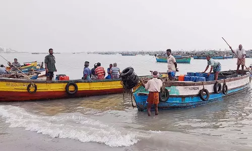 3-வது நாளாக தொடரும் மீனவர்கள் வேலைநிறுத்தம்: ராமேசுவரத்தில் ரூ.3 கோடி மீன்வர்த்தகம் பாதிப்பு