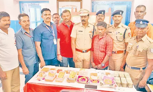 ரெயிலில் கடத்தி வரப்பட்ட ரூ.2 கோடி பணம், நகை சிக்கியது- வாலிபர் கைது