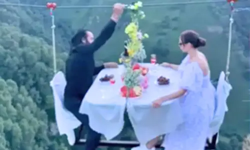 காதல் ஜோடியின் சாகச போட்டோஷூட்