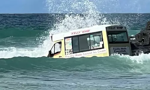 கடலில் அடித்து செல்லப்பட்ட ஐஸ்கிரீம் வாகனம்- வீடியோ