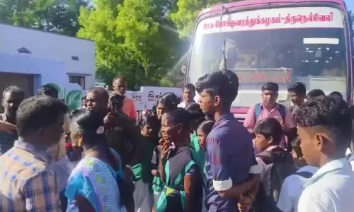 அம்பை அருகே இன்று காலை அரசு பஸ்சை சிறைபிடித்த பள்ளி மாணவர்கள்