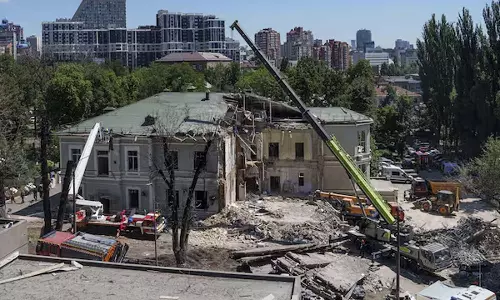 மருத்துவமனை மீது ரஷியா தாக்குதல்: புற்றுநோய்க்கு சிகிச்சை பெறும் குழந்தைகள் பாதிப்பு