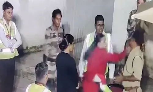 சப்-இன்ஸ்பெக்டரை கன்னத்தில் அறைந்த விமான நிறுவன பெண் ஊழியர் கைது