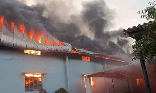 திருப்பூர் அருகே பனியன் குடோன்-நூல் தயாரிக்கும் ஆலையில்  தீ விபத்து