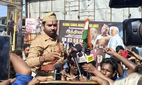 இந்தியன் தாத்தா கெட்டப்பில் குதிரையில் என்ட்ரி கொடுத்த கூல் சுரேஷ் - வீடியோ வைரல்