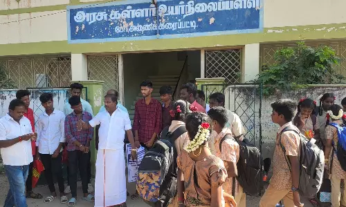 பள்ளிக்கு வந்த மாணவர்களை திருப்பிய அனுப்பி கள்ளர் சீரமைப்பினர் போராட்டம்