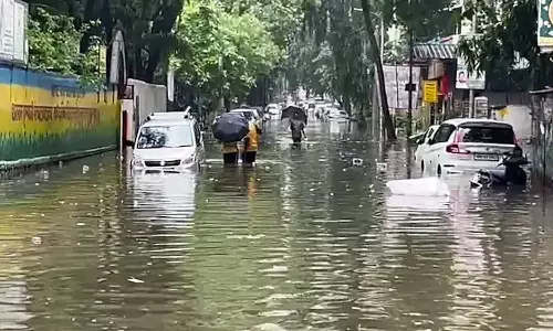 பலத்த மழை: மும்பை வெள்ளத்தில் மிதக்கிறது