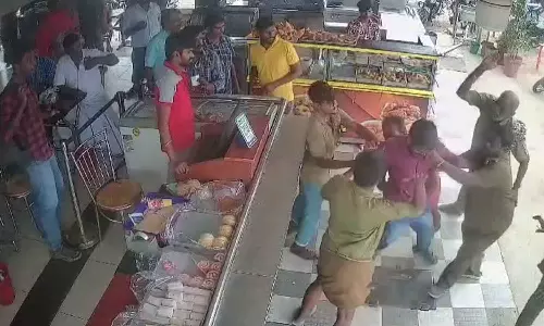 வாலிபரை சரமாரி தாக்கிய ஆட்டோ டிரைவர்கள்