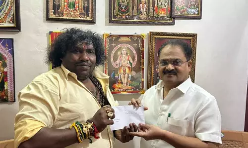 நலிந்த நடிகர்களுக்காக நிதியுதவி வழங்கிய யோகி பாபு