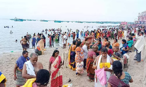 விடுமுறை தினத்தை முன்னிட்டு ராமேசுவரத்தில் குவிந்த பக்தர்கள்