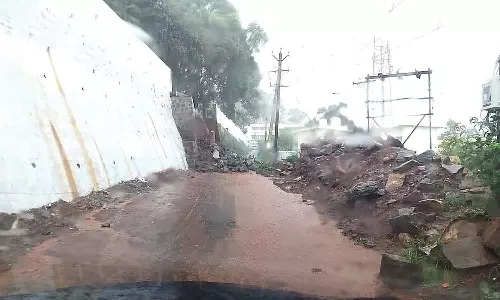 கோத்தகிரியில் விடிய, விடிய கொட்டி தீர்த்த கனமழை- பள்ளி தடுப்புச்சுவர் இடிந்து விழுந்தது