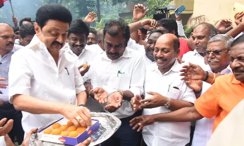 விக்கிரவாண்டியில் தி.மு.க. வேட்பாளர் வெற்றி முகம் - தொண்டர்களுக்கு இனிப்பு வழங்கிய ஸ்டாலின்