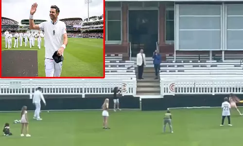 இங்கிலாந்து கேப்டன் பென் ஸ்டோக்ஸ் மகளுக்கு பந்துவீசிய ஆண்டர்சன் - வீடியோ