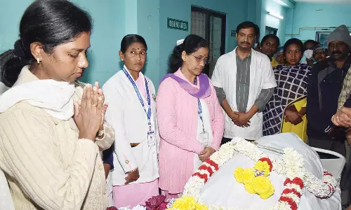 நீலகிரியில் உடல் உறுப்பு தானம் செய்த பெண் உடலுக்கு கலெக்டர் நேரில் அஞ்சலி