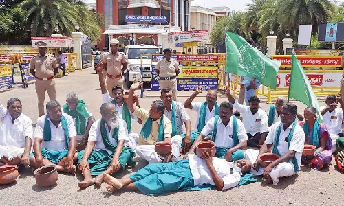 கர்நாடக அரசை கண்டித்து பானைகளை ஏந்தியப்படி விவசாயிகள் நூதன போராட்டம்