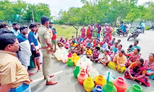 காலிக்குடங்களுடன் பெண்கள் சாலை மறியல்