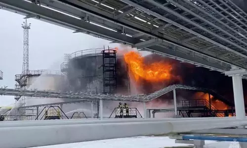 ரஷியாவின் எண்ணெய் கிடங்கை டிரோன் மூலம் தாக்கி அழித்த உக்ரைன்