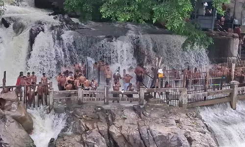 ஒகேனக்கல்லுக்கு நீர்வரத்து 5 ஆயிரம் கனஅடியாக நீடிப்பு