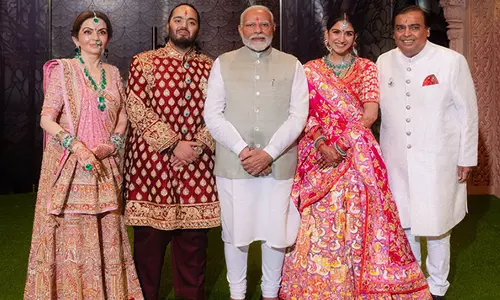 முகேஷ் அம்பானி இல்ல திருமண விழாவில் பிரதமர் மோடி- மணமக்களை வாழ்த்தினார்