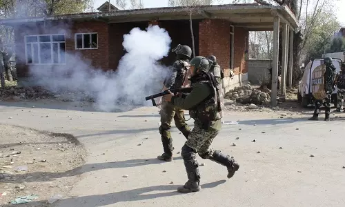 காஷ்மீரில் துப்பாக்கிச்சூடு- 3 பயங்கரவாதிகள் சுட்டுக்கொலை
