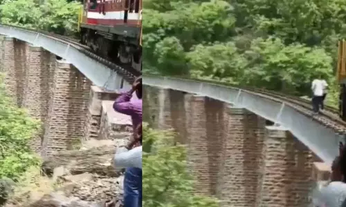 ரெயில் பாலத்தில் போட்டோஷூட்: 90 அடி பள்ளத்தில் குதித்த புதுமண தம்பதி - வீடியோ