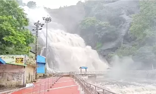 குற்றாலம் அருவிகளில் கடும் வெள்ளப்பெருக்கு: சுற்றுலாப் பயணிகள் குளிக்க தடை