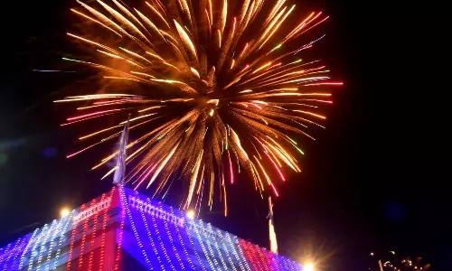 பிரான்ஸ் தேசிய தின விழா: புதுச்சேரி கடற்கரை சாலையில் வானவேடிக்கை