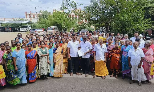 கோவில் நிலத்தை அரசு பயன்பாட்டிற்கு கொண்டு வரக்கூடாது- கலெக்டர் அலுவலகத்தை முற்றுகையிட்டு பொதுமக்கள் மனு