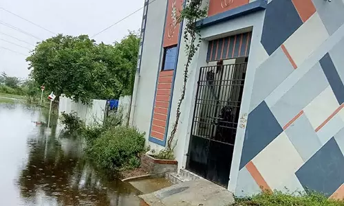 திருநின்றவூரில் குடியிருப்பு பகுதியில் குளம்போல் தேங்கி நிற்கும் மழைநீர்