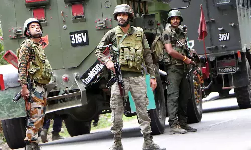 ஜம்மு காஷ்மீரில் பயங்கரவாதிகள் நடத்திய தாக்குதலில் பாதுகாப்பு படை வீரர்கள் 4 பேர் உயிரிழப்பு