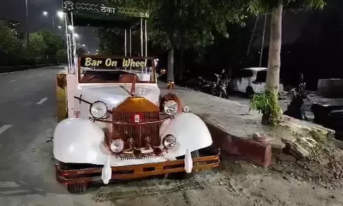 திருமண கொண்டாட்டம்.. காரில் பார் வைத்து பார்ட்டி செய்த 4 பேர் கைது