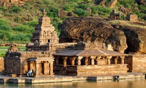 ஏரியில் அமைந்த பூதநாதர் ஆலயம்